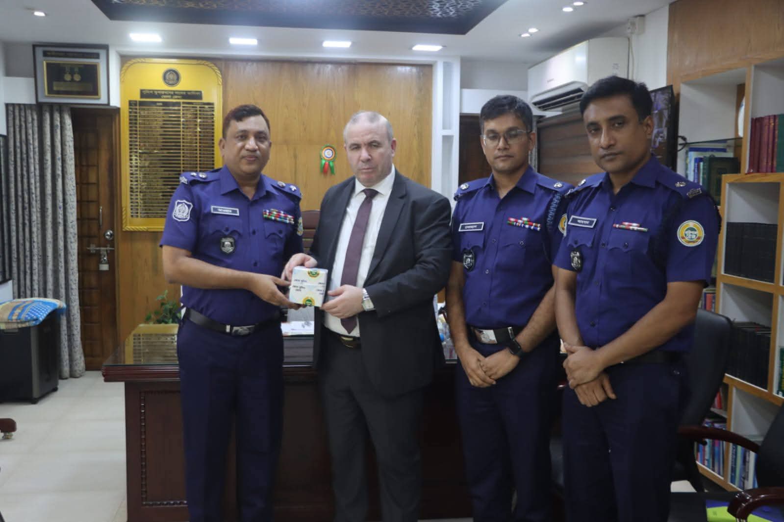 আলজেরিয়ার রাষ্ট্রদূতের সঙ্গে ভোলা পুলিশ সুপারের সৌজন্য সাক্ষাৎ