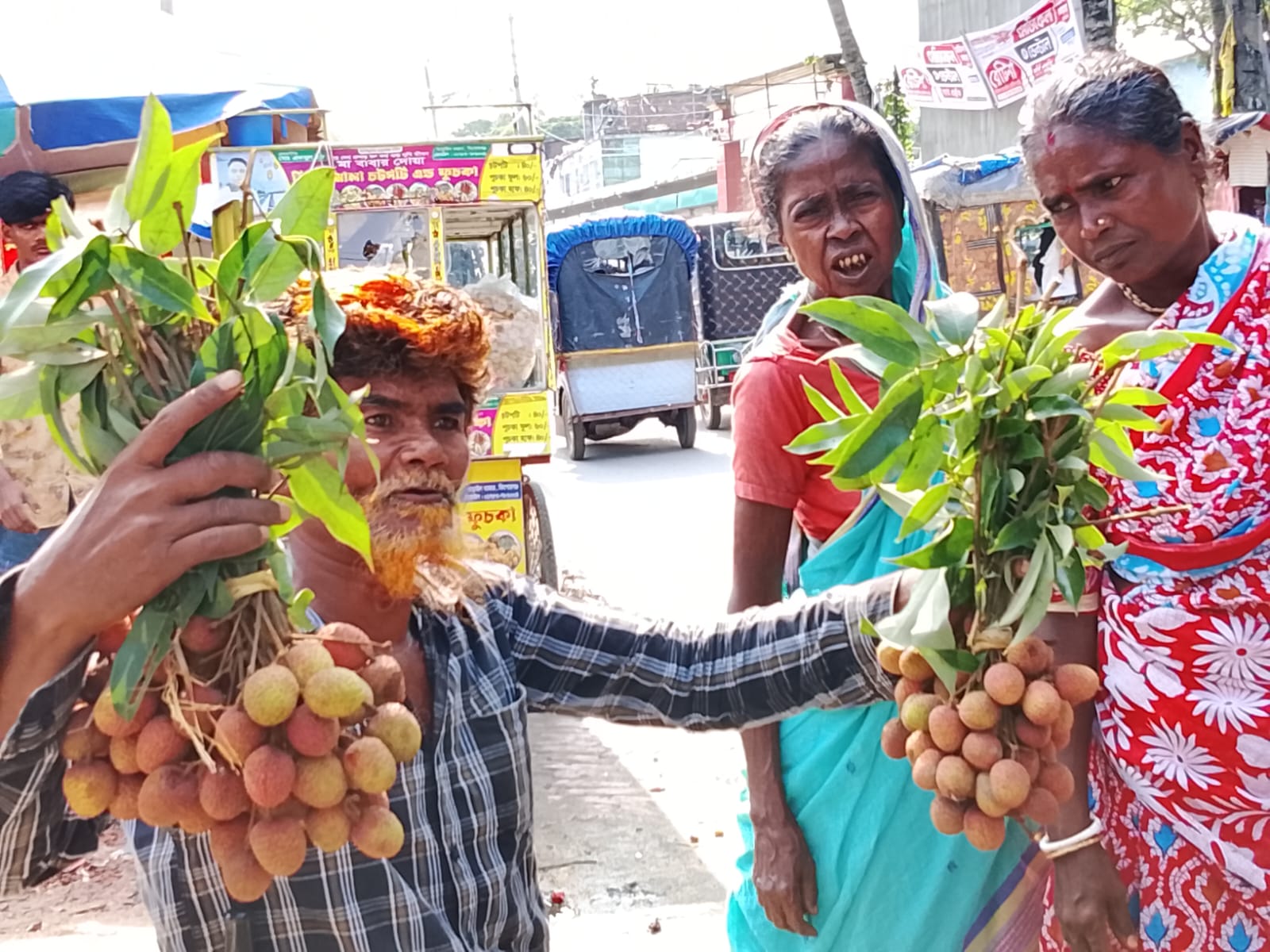 তাড়াইল বাজারে অপরিপক্ব লিচুর ছড়াছড়ি, দাম চড়া স্বাস্থ্যঝুঁকিতে শিশুরা