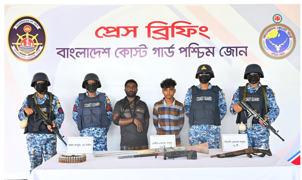 সুন্দরবনে কোস্ট গার্ডের অভিযানে করিম শরীফ বাহিনীর ২ ডাকাত আটক,৪ জিম্মি জেলে উদ্ধার
