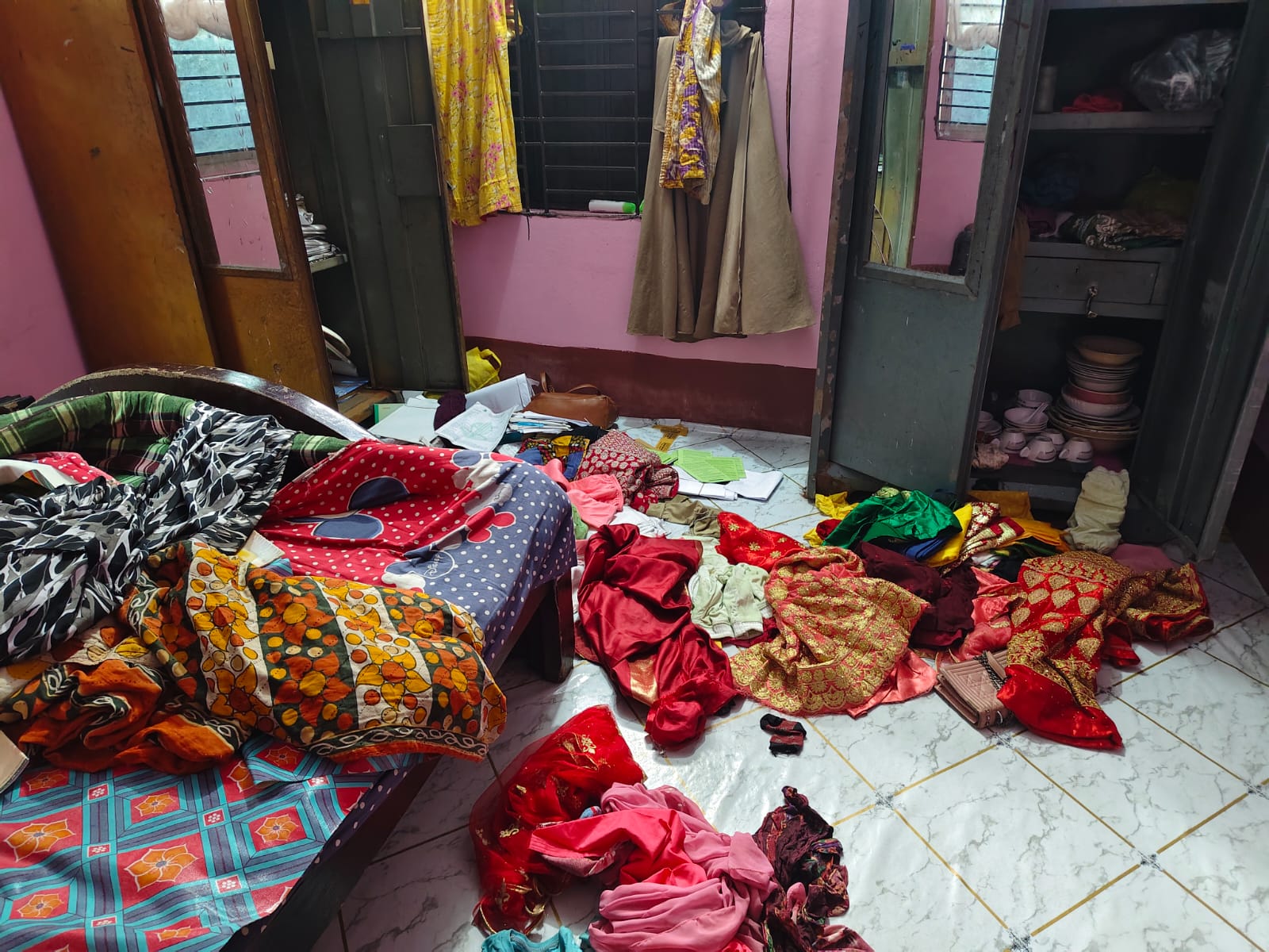 সোনারগাঁওয়ে মধ্যরাতে ইন্স্যুরেন্স কর্মীর বাড়িতে দুর্ধর্ষ ডাকাতি: স্বর্ণ ও নগদ টাকা লুট