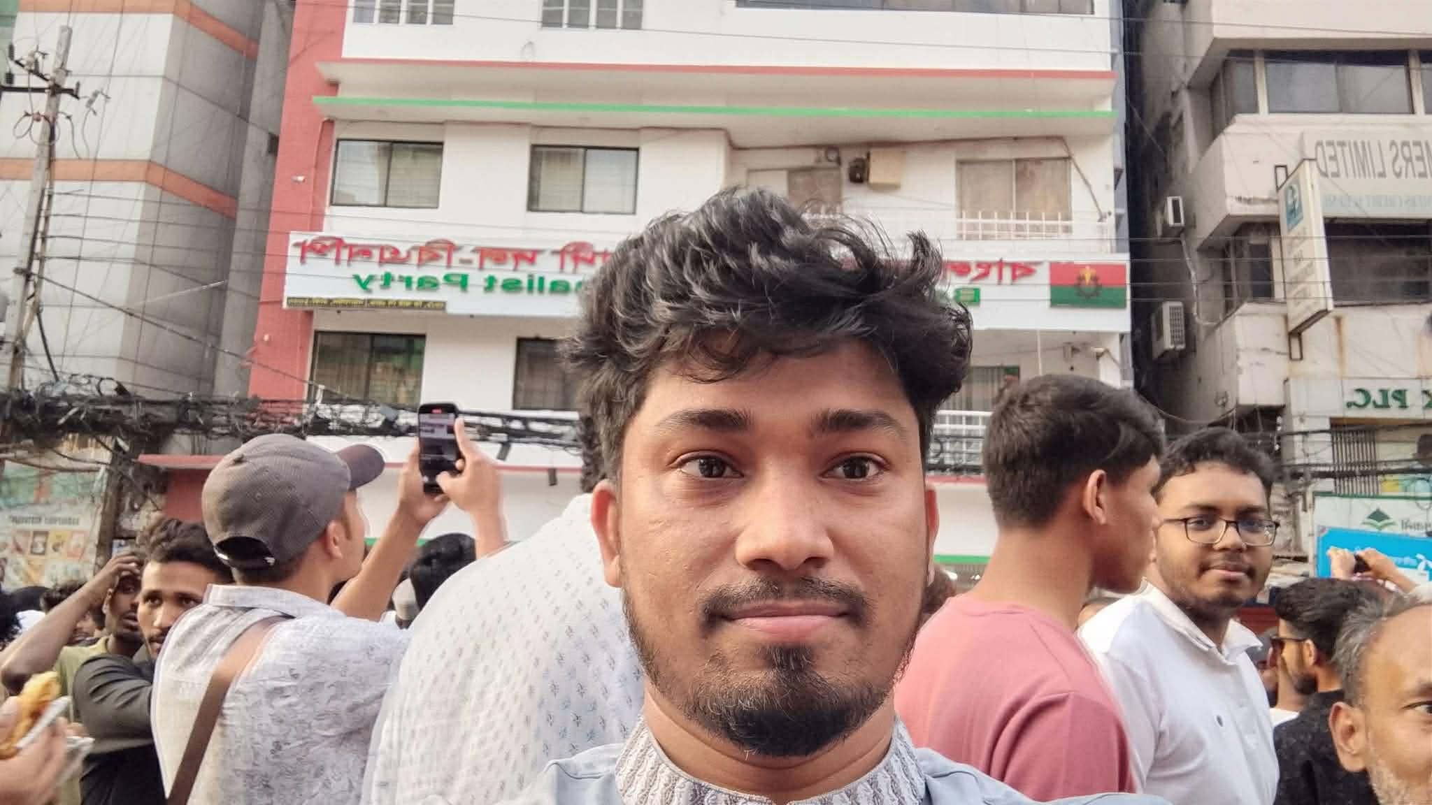 বিল আজই দিতে হবে’, নিয়মের কথা বলায় ববি প্রকৌশলীকে চেয়ার ছুড়ে মারলেন ছাত্রদল নেতা