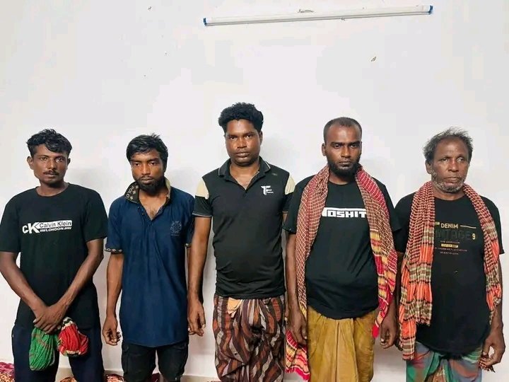 সুন্দরবনের কুখ্যাত বনদস্যু সুমন বাহিনী’র  ৫ সদস্য অস্ত্র ও গোলাবারুদ সহ আত্মসমর্পণ