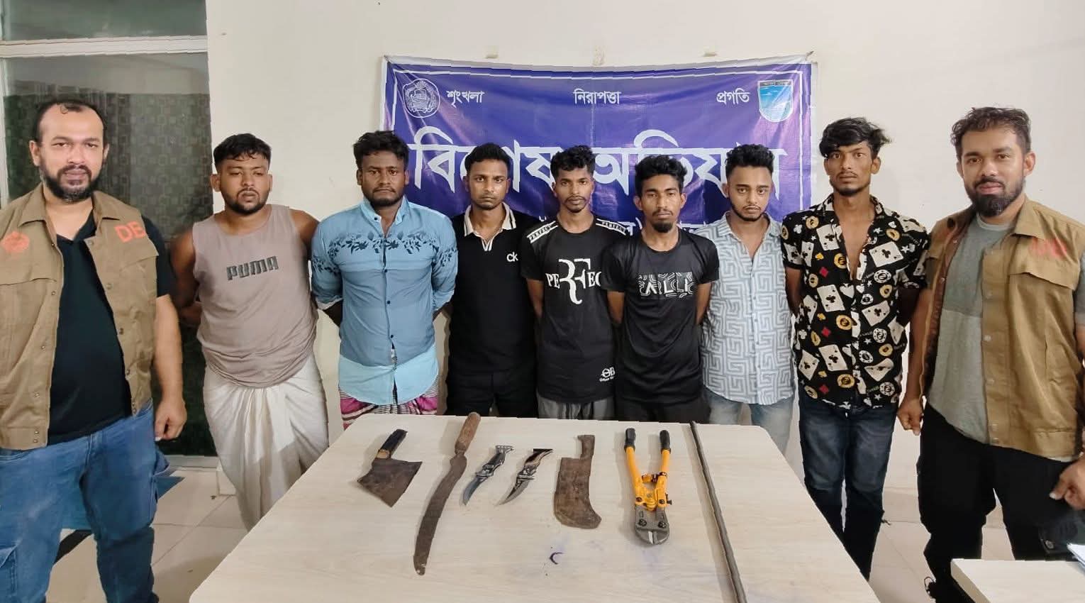 ডাকাতির প্রস্তুতিকালে সংঘবদ্ধ ডাকাত চক্রের ৭ সদস্য গ্রেফতার, দেশীয় অস্ত্র উদ্ধার