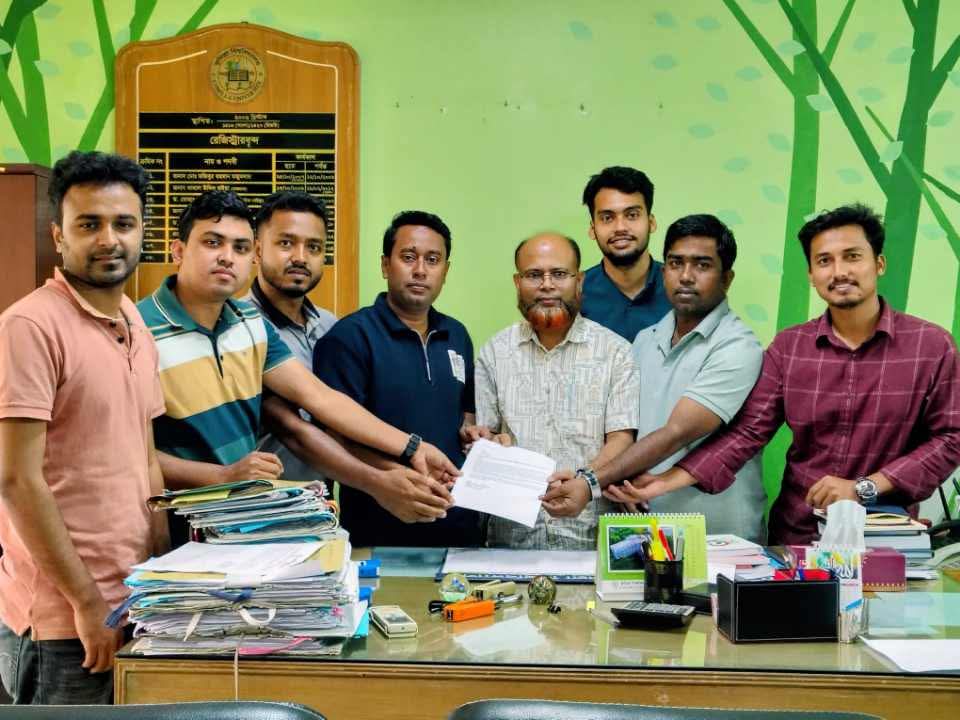শিক্ষার্থীদের ঈদযাত্রায় বিভাগীয় শহরে বাসের দাবিতে কুবি ছাত্রদলের স্মারকলিপি
