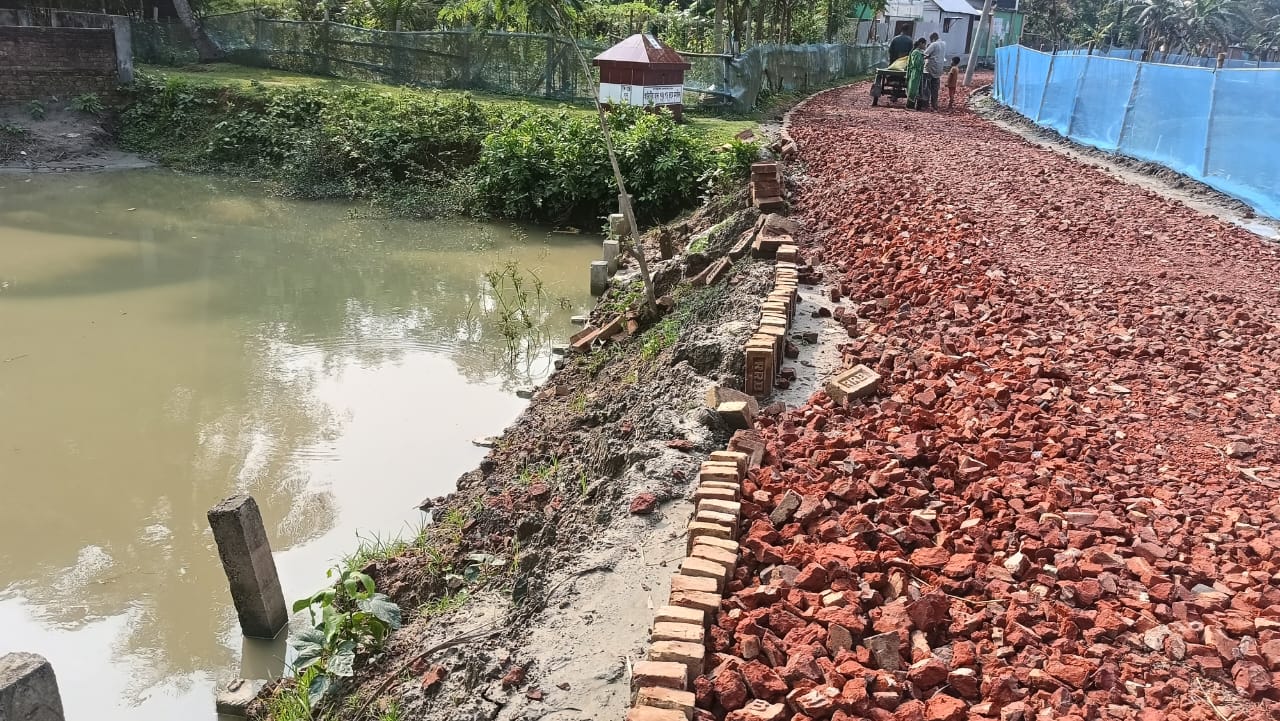 ত্রিশালে সড়ক নির্মাণে নিম্নমানের সামগ্রী ব্যবহারের অভিযোগ, এলাকাবাসীর বাধায় কাজ বন্ধ