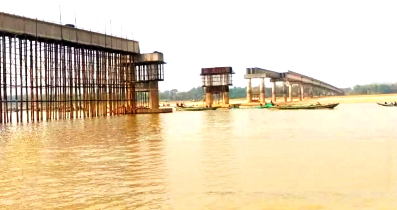 তাহিরপুরে রূপের নদী যাদুকাটা সেতুর ৫টি গার্ডার ভেঙে নদীতে পড়ে গেছে