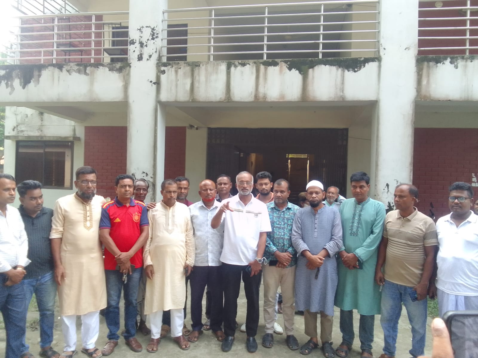 হোসেনপুর ডাক বাংলো ও কমিউনিটি সেন্টারে সমস্যা, সমধানের আশ্বাস জেলা পরিষদ প্রশাসকের