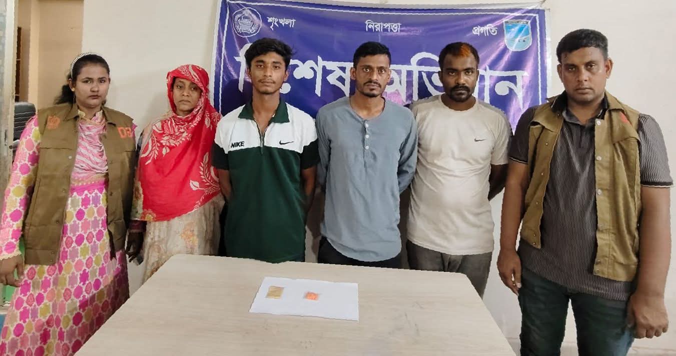ভুয়া ডিবি পরিচয়ধারী ছিনতাইকারীসহ ৪ জন গ্রেফতার, উদ্ধার ইয়াবা