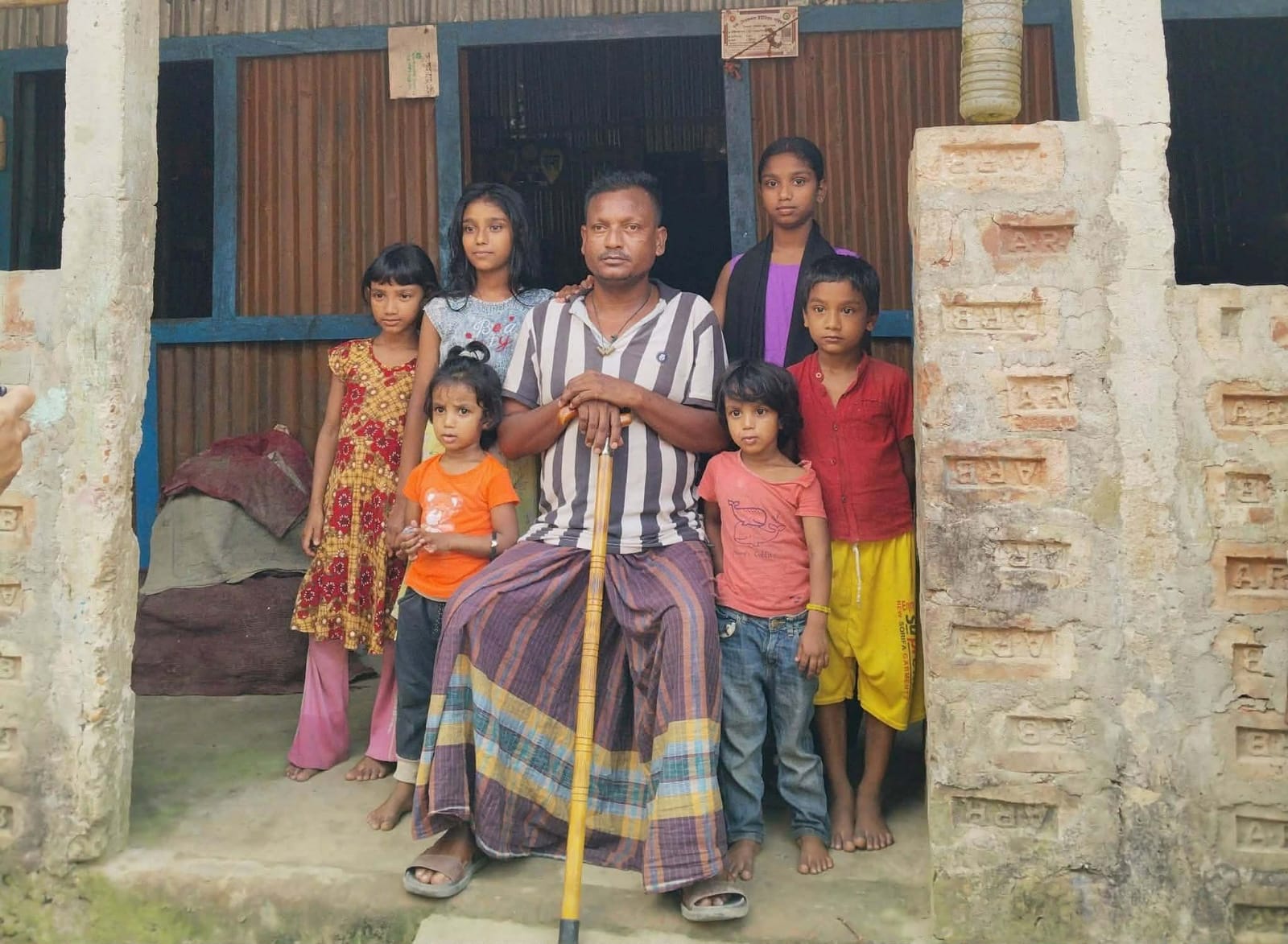 টাকার অভাবে চিকিৎসা করতে পারছেনা  ৮ সন্তানের জনক হতদরিদ্র আব্দুল খালেদ শিপন