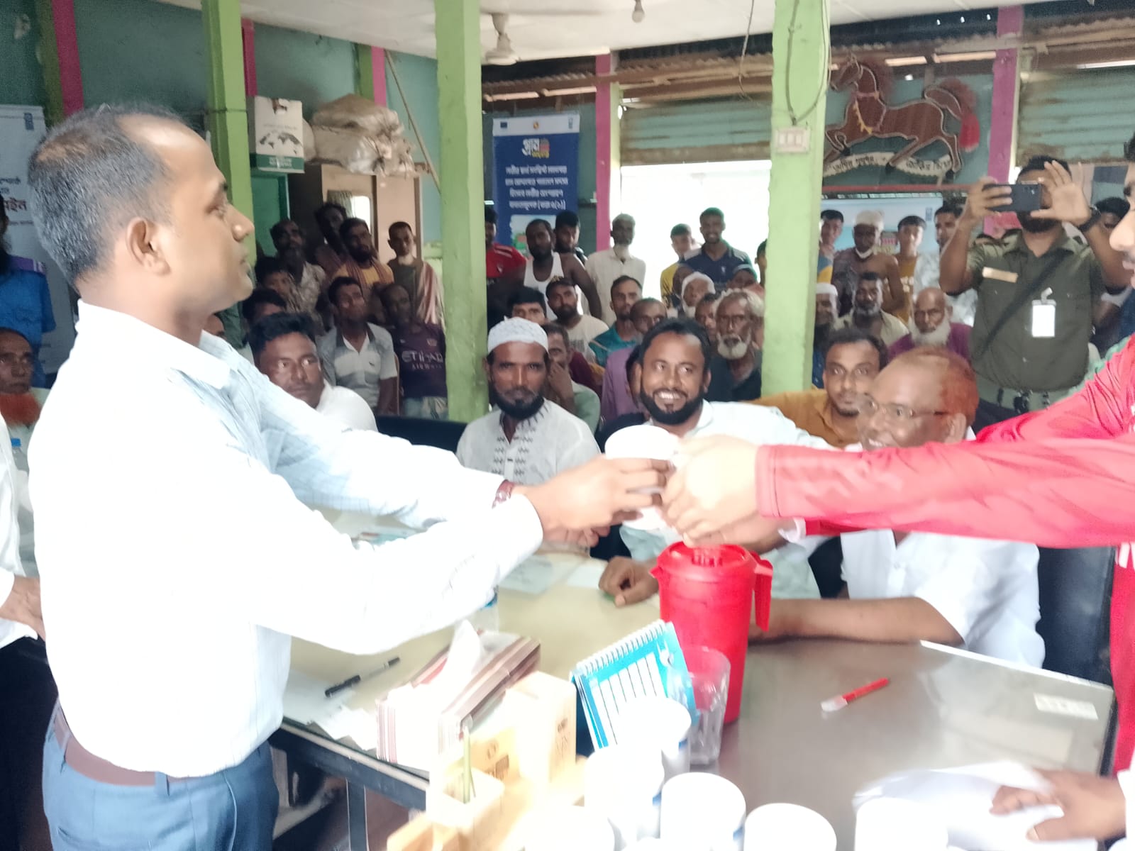ইটনায় গ্রাম আদালতে সেবা সম্পর্কে সচেতনতা বৃদ্ধিতে ক্যাম্পেইন ও ভিডিও শো প্রদশর্নী