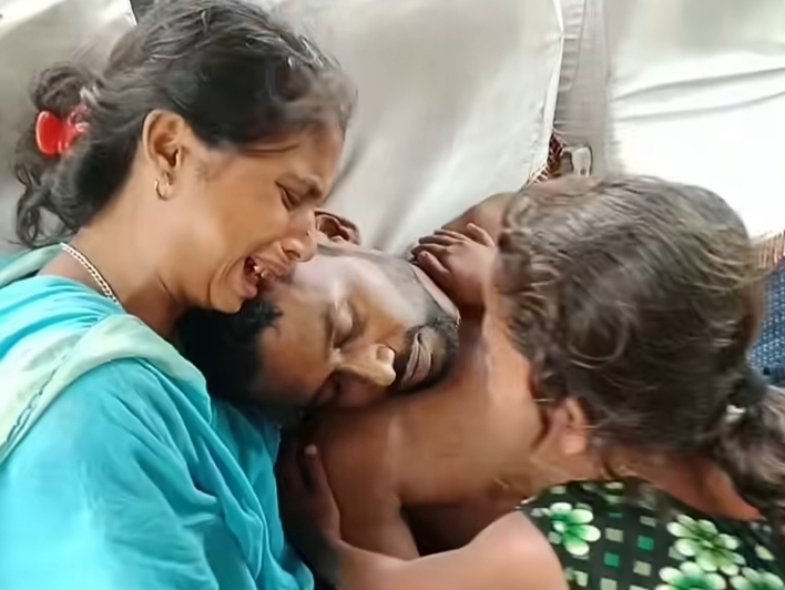 মোংলায় বিআরটিসি বাসের ভেতর থেকে যুবকের মরদেহ উদ্ধার: এলাকায় চাঞ্চল্য সৃষ্টি