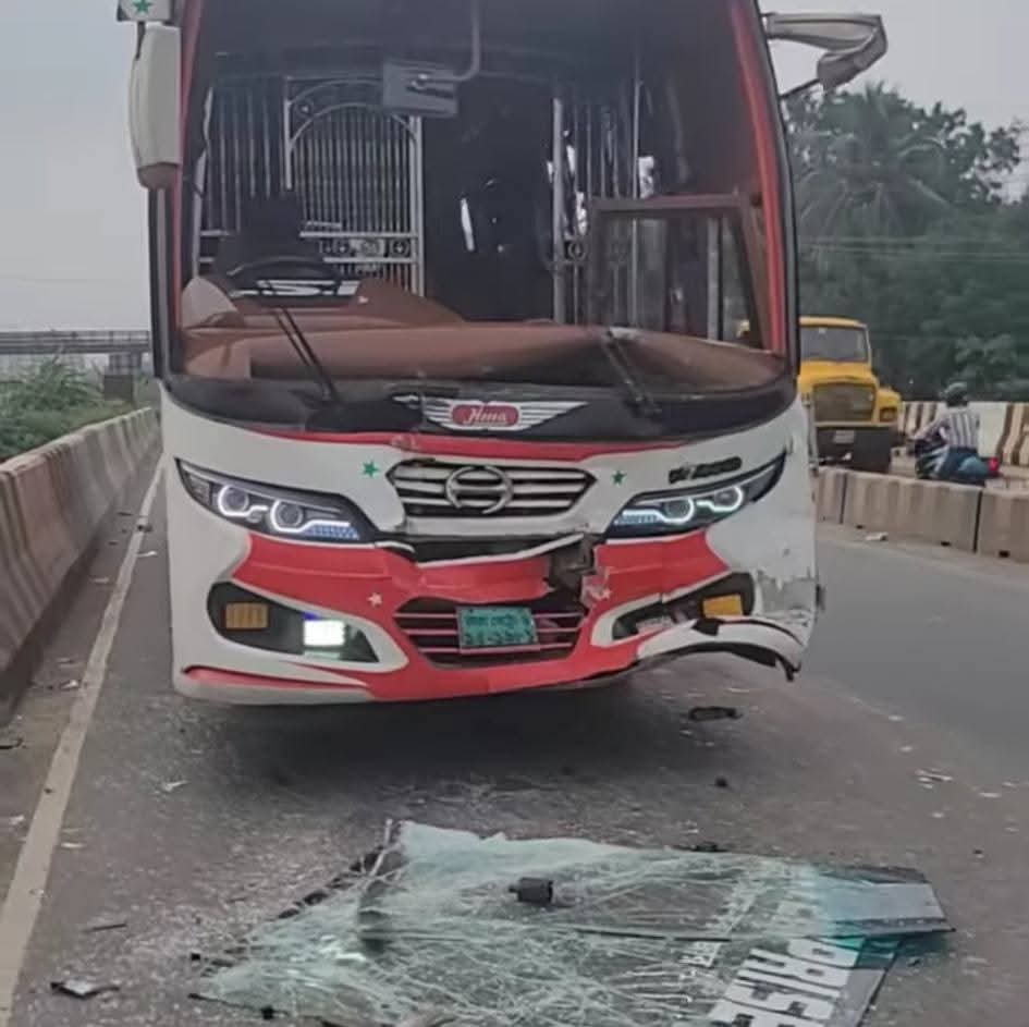কালিয়াকৈর ঢাকা টাঙ্গাইল মহাসড়কে বাস,ট্রাক কভারভ্যান ত্রিমুখী সংঘর্ষে নিহত ১