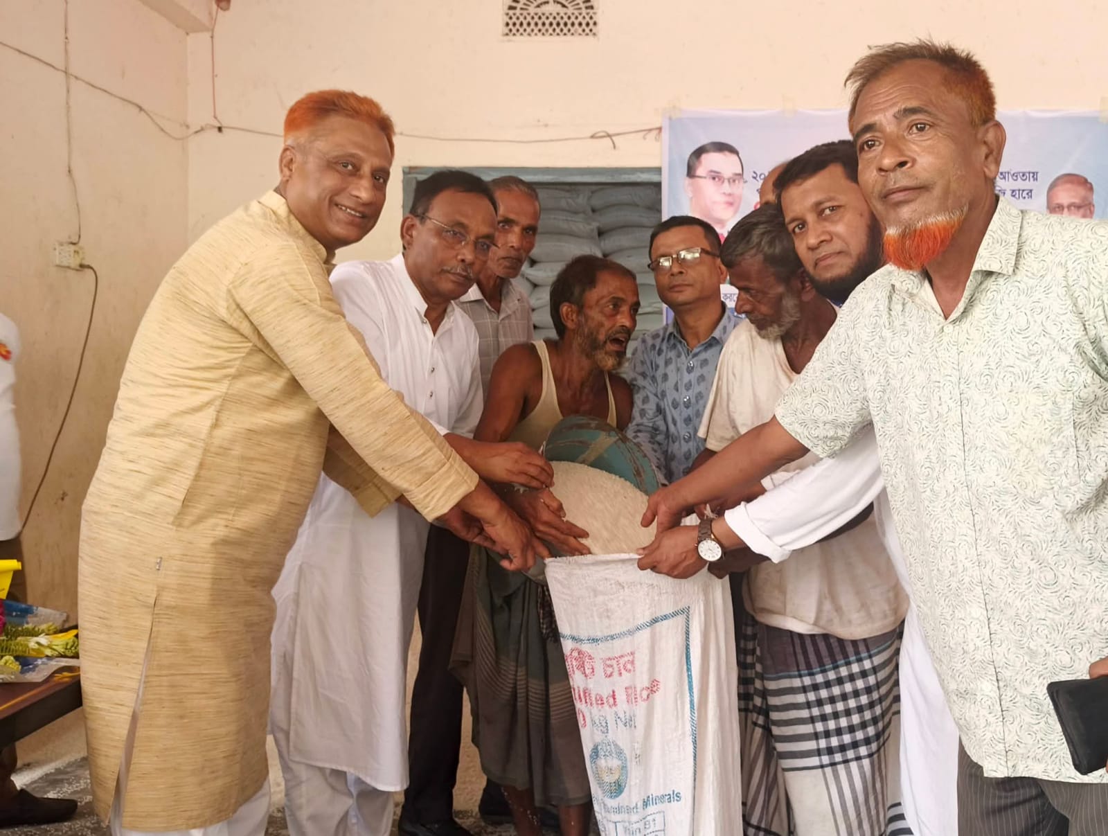উখিয়ায় বিনামূল্যে খাদ্য শস্য বিতরণ