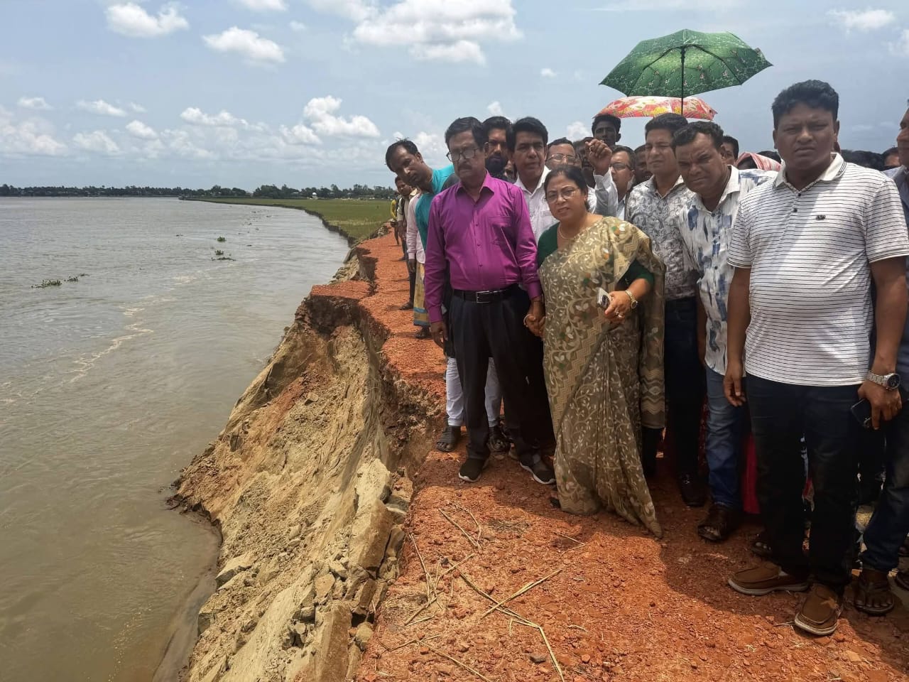 অবশেষে এমপির হস্তক্ষেপে রক্ষা পেল দুই গ্ৰাম ও ৪৪ কোটি টাকার সড়ক-নদী খননে ড্রেজারের উদ্বোধন