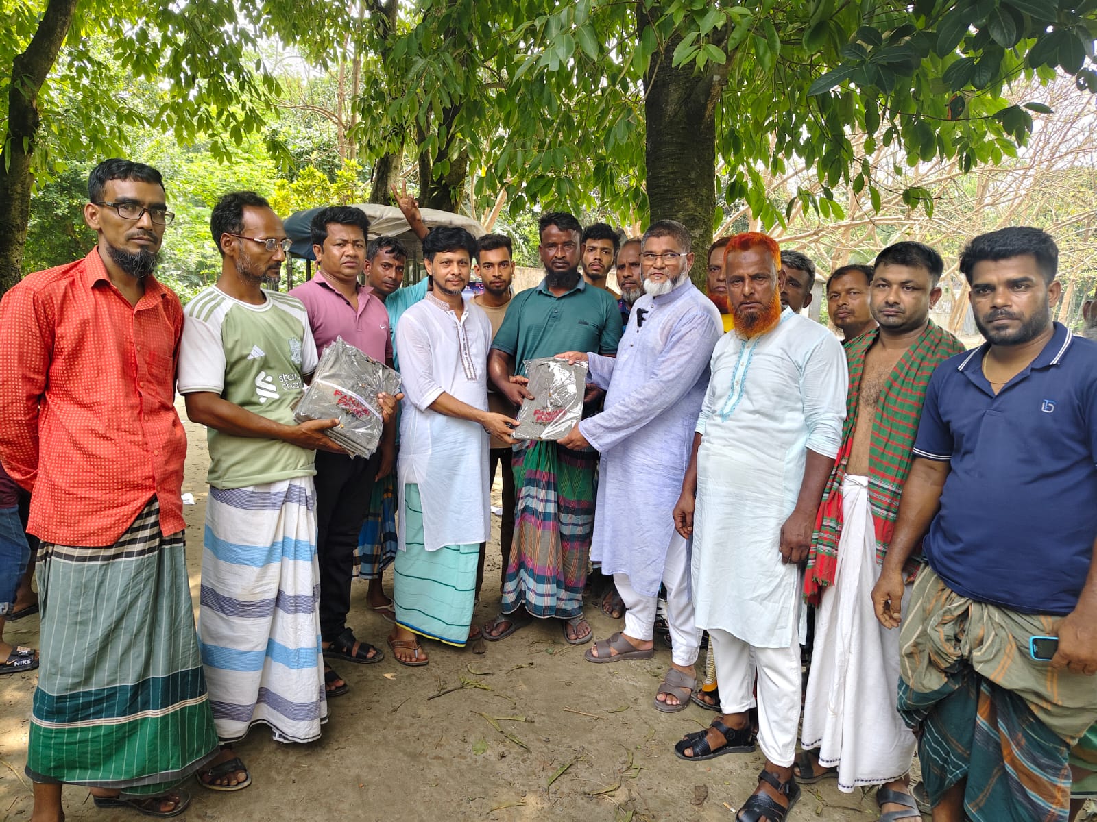 গাড়িচালকের মাঝে সাবেক চেয়ারম্যান কাশেম বাবুর ঈদ উপহার বিতরণ