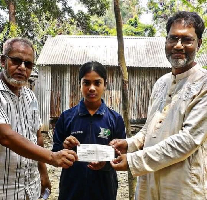 কালিয়ানী ইয়ুথ সোসাইটি রাফিয়াকে ৫০০০ টাকার চেক হস্তান্তর