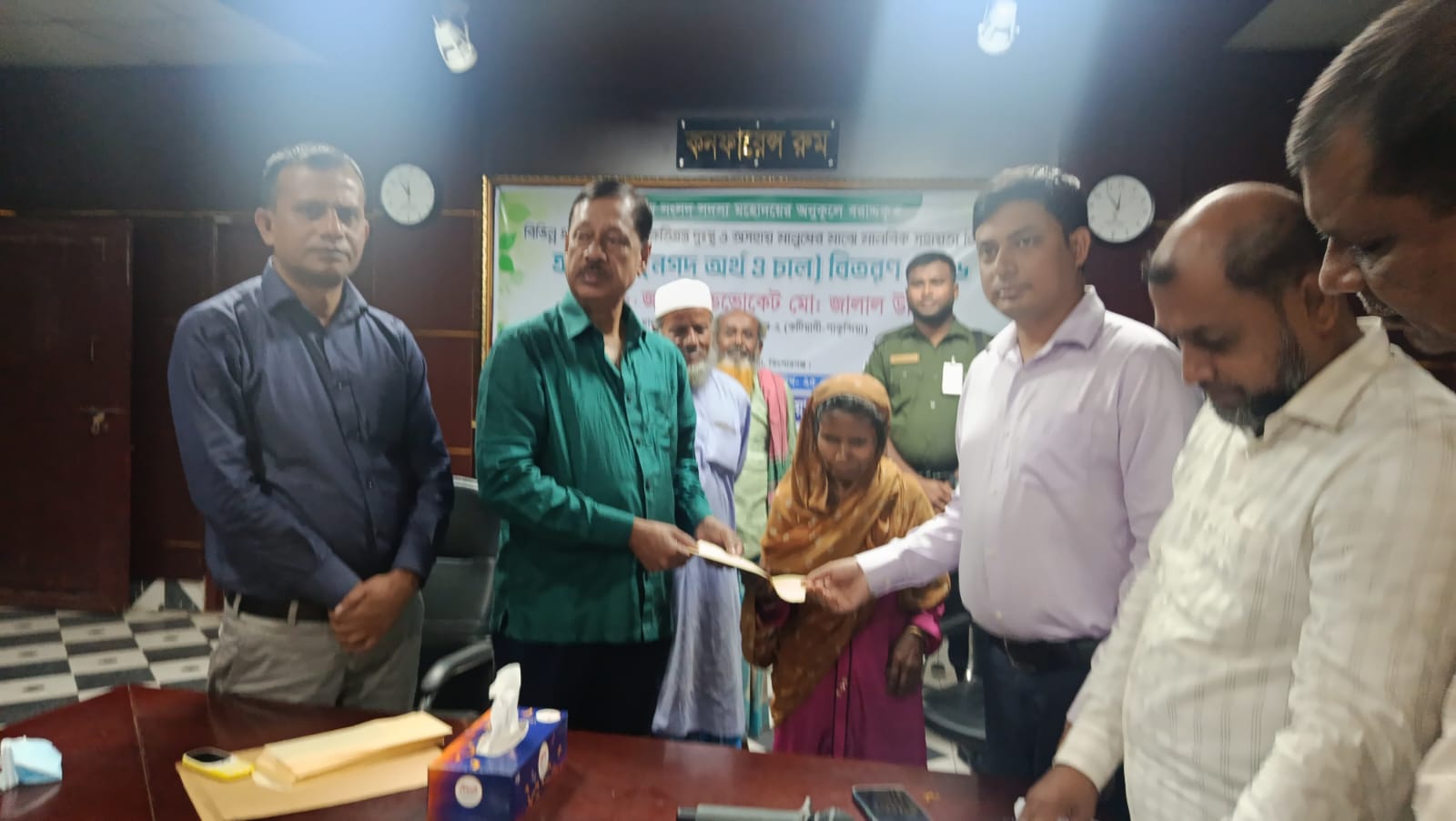 পাকুন্দিয়ায় দুর্যোগে ক্ষতিগ্রস্ত ১৫শ’ অসহায় মানুষের মাঝে চাল ও নগদ অর্থ বিতরণ