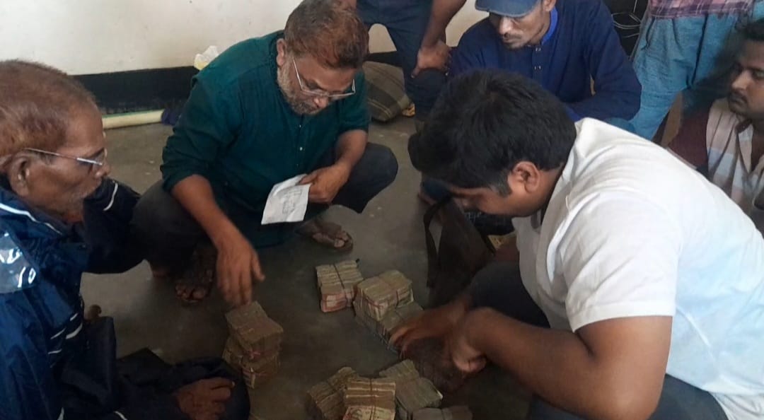 কুড়িগ্রামে মাইক্রোবাস দুর্ঘটনায় আহত ২, গাড়ির ভিতরে থাকা ৪ লক্ষ টাকা অক্ষত