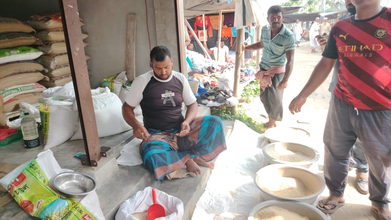 লোহাগড়ায় সরকারি চাউল (ভিজিডি) বিক্রির অভিযোগ ক্ষোভে ফুঁসছে এলাকাবাসী