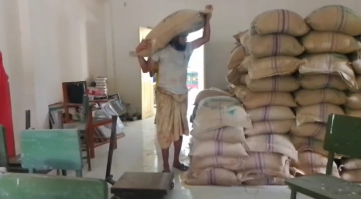 কুষ্টিয়ার দৌলতপুরে  ভিজিএফে চাল চুরি! ৫০ কেজির বস্তায় মিলল ৪০ কেজি চাল