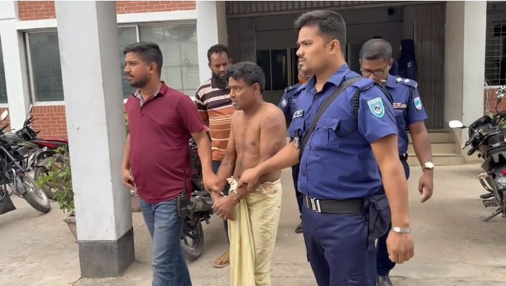কুষ্টিয়ার ভেড়ামারায় নাতনিকে ধর্ষণের অভিযোগে নানাকে গণপিটুনির পর পুলিশে সোপর্দ