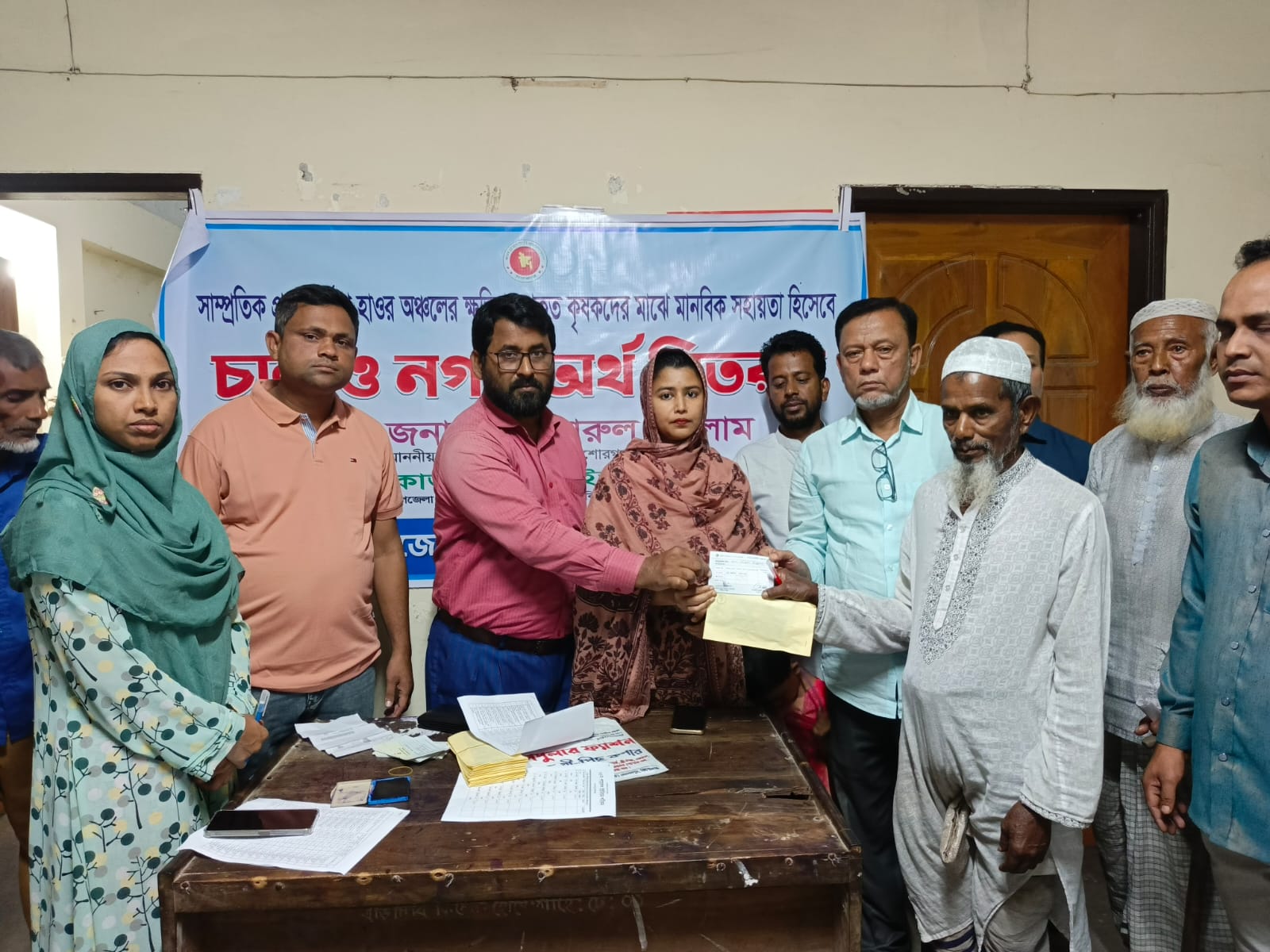 হোসেনপুরে ক্ষতিগ্রস্ত কৃষকদের মাঝে নগদ অর্থ ও চাল বিতরণ
