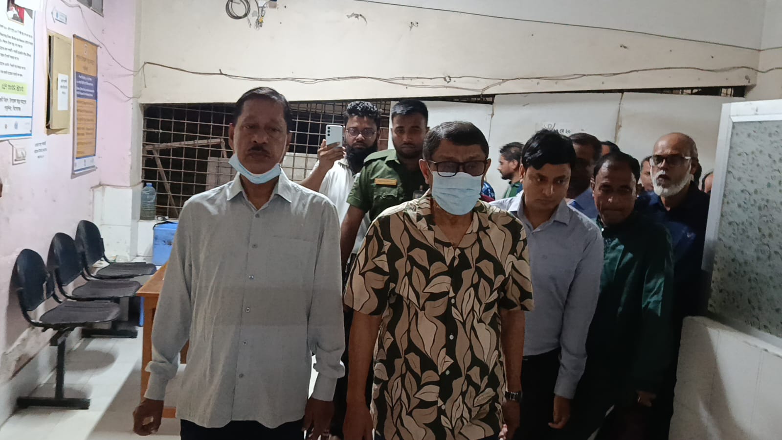 দুর্যোগপূর্ণ আবহাওয়াকে উপেক্ষা করে পাকুন্দিয়া উপজেলা স্বাস্থ্য কমপ্লেক্সে স্বাস্থ্য মন্ত্রীর আকস্মিক পরিদর্শন ; নার্সিং ইনস্টিটিউট প্রতিষ্ঠার প্রতিশ্রুতি