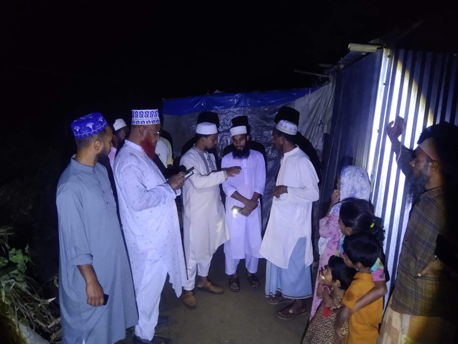 অসহায় বৃদ্ধার পাশে মানবিক উদ্যোগ: ঘর নির্মাণে এগিয়ে এলেন স্থানীয় নেতৃবৃন্দ