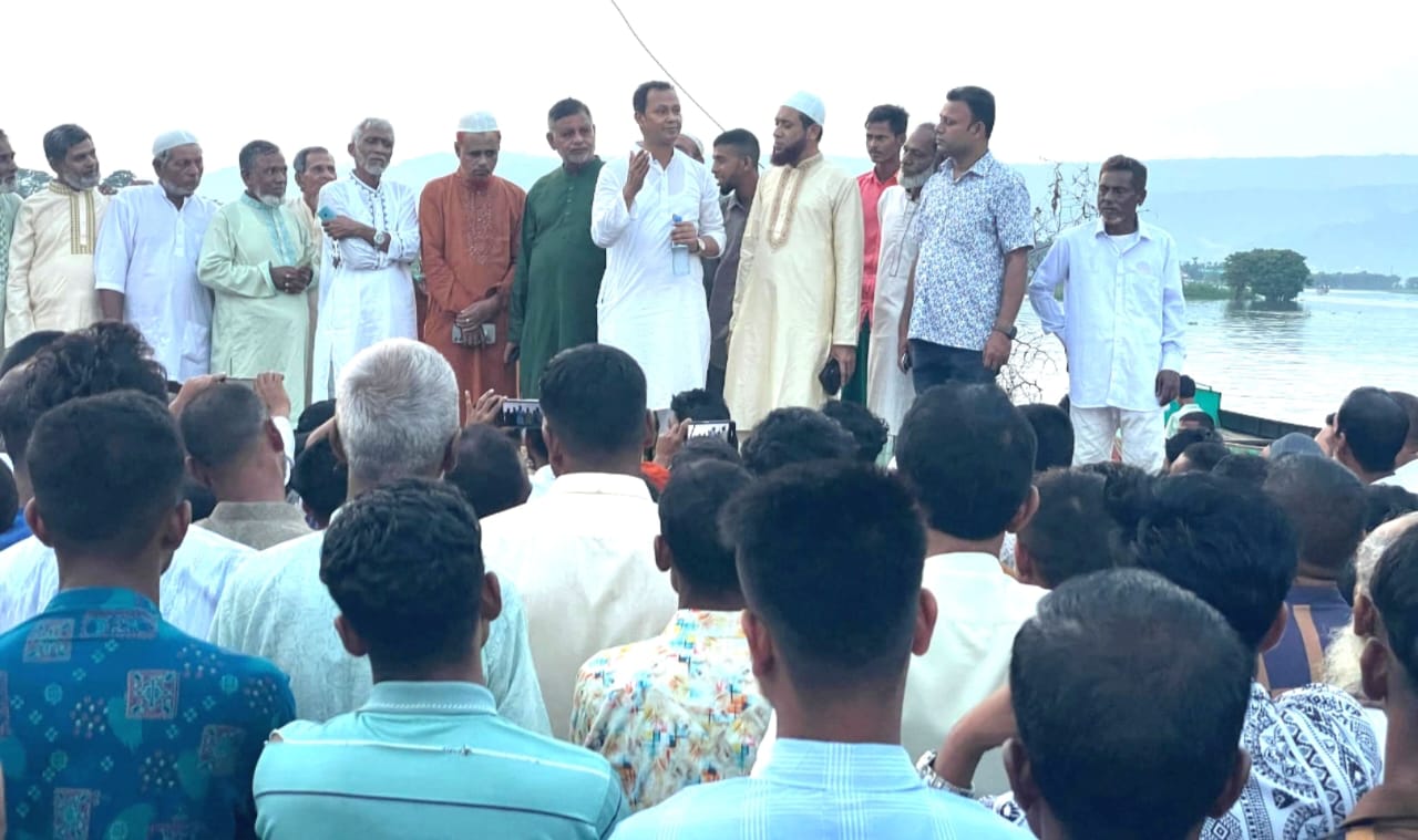 তাহিরপুরে দলীয় নেতাকর্মী ও সাধারণ জনগণের সাথে ঈদ শুভেচ্ছা বিনিময় করলেন এমপি কামরুল