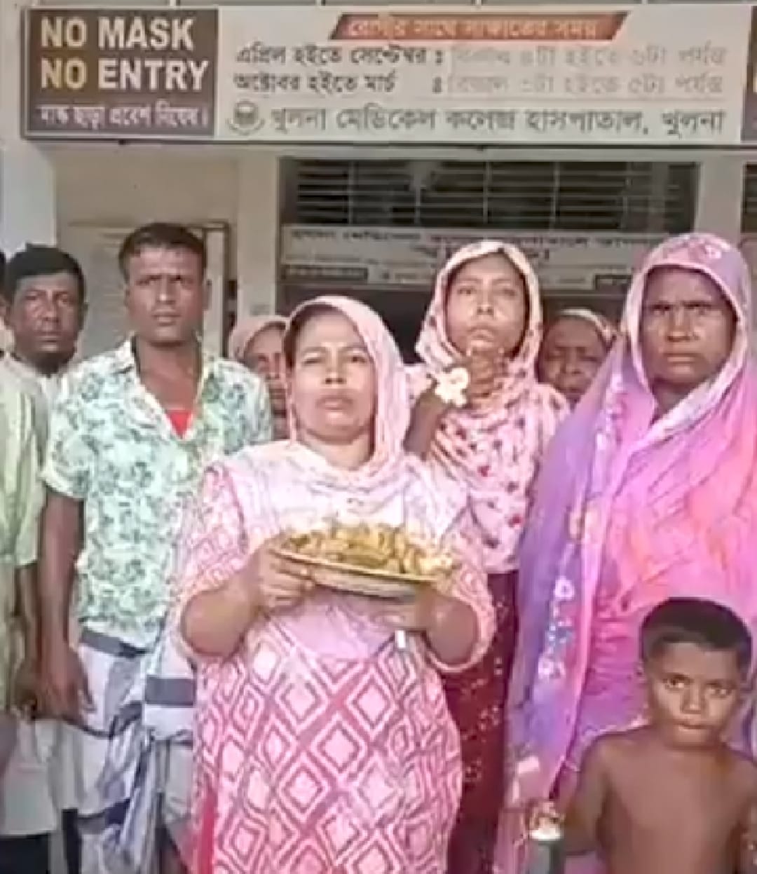 খুলনা মেডিকেল কলেজ হাসপাতালে রোগীদের দুপুরের খাবারে পচা-বাসি মাংসের অভিযোগ