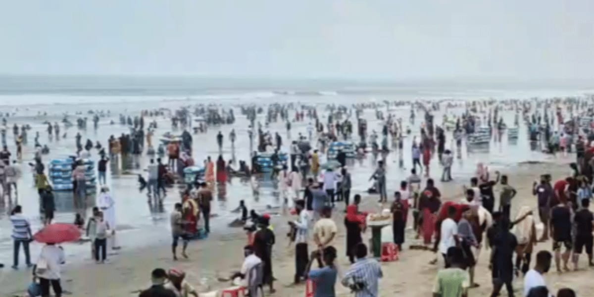 ঈদের ছুটিতে কক্সবাজার সমুদ্র সৈকতে পর্যটকে ঠাসা