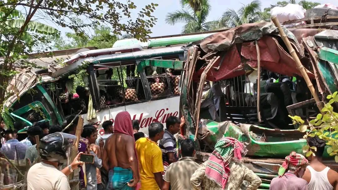 কুষ্টিয়ায় যাত্রীবাহী বাসের সাথে সেনা সদস্যবাহী বাসের মুখোমুখি সংঘর্ষে নিহত ১, সেনা সদস্যসহ আহত কমপক্ষে ৪৫