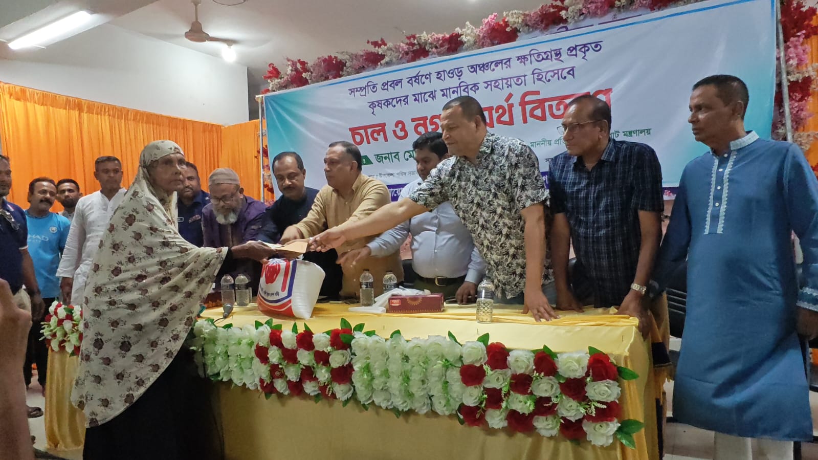 ভৈরবে ক্ষতিগ্রস্ত হাওরবাসী কৃষকদের মাঝে প্রশাসনের চাল ও নগদ টাকা বিতরণ