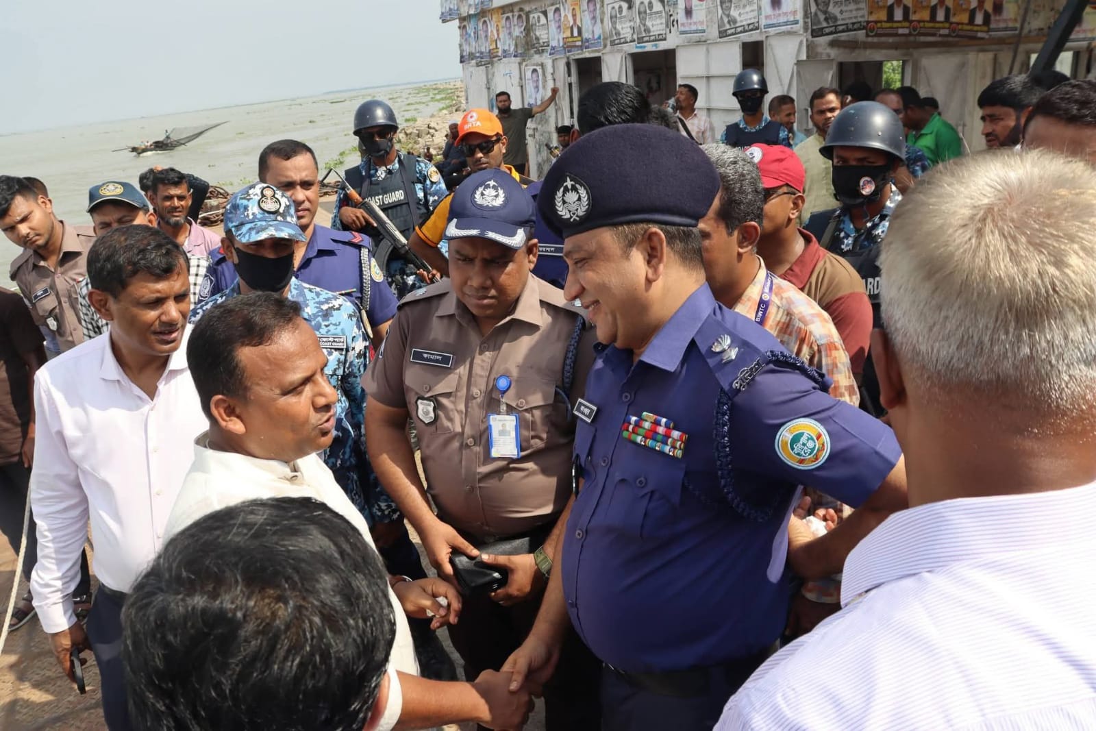 ইলিশা লঞ্চঘাট পরিদর্শন করলেন নৌপরিবহন প্রতিমন্ত্রী, নিরাপত্তা নিশ্চিতকরণে জেলা পুলিশের তৎপরতা