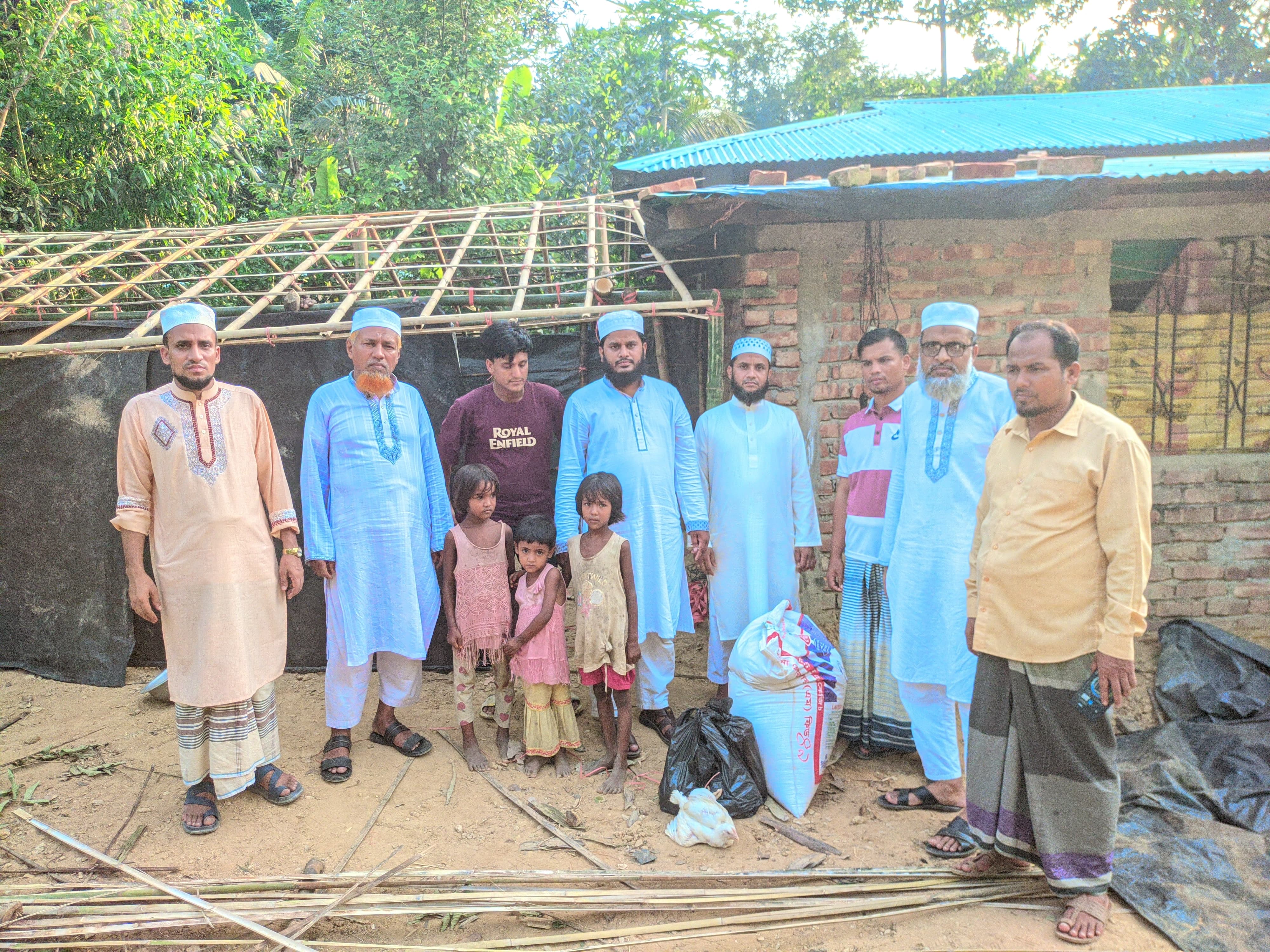 টেকনাফের হোয়াইক্যং কুতুবদিয়া পাড়ায় এতিম শিশুদের মাঝে খাদ্যসামগ্রী বিতরণ