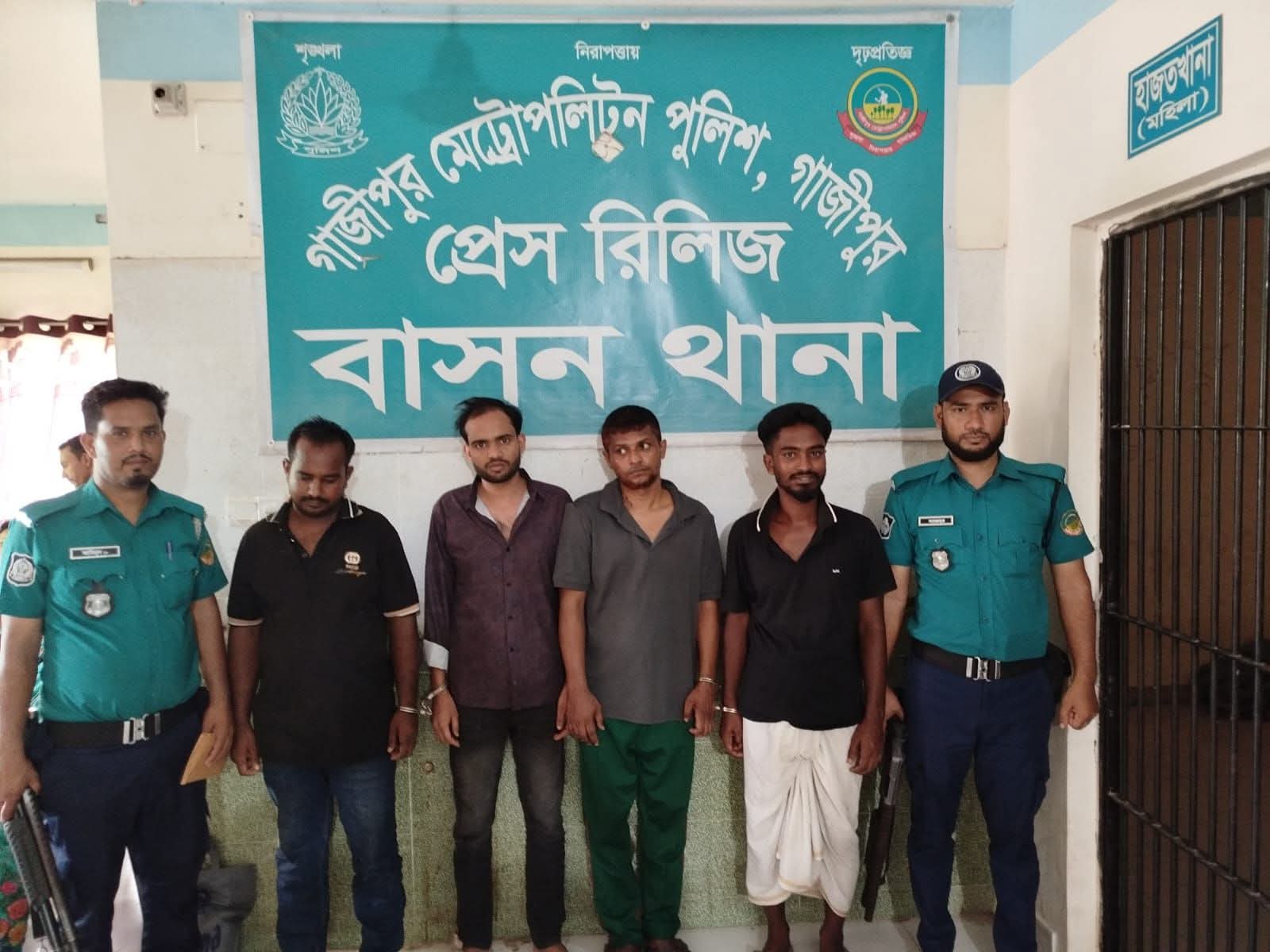 পুলিশের বিশেষ অভিযানে অস্ত্র ও মাদক মামলার আসামিসহ ৫ জন গ্রেপ্তার