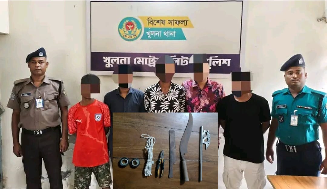 কেএমপির বিশেষ যৌথ অভিযানে ৬৩ জন গ্রেফতার, দেশীয় অস্ত্র উদ্ধার; জব্দ ১১ মোটরসাইকেল ও পিকআপ
