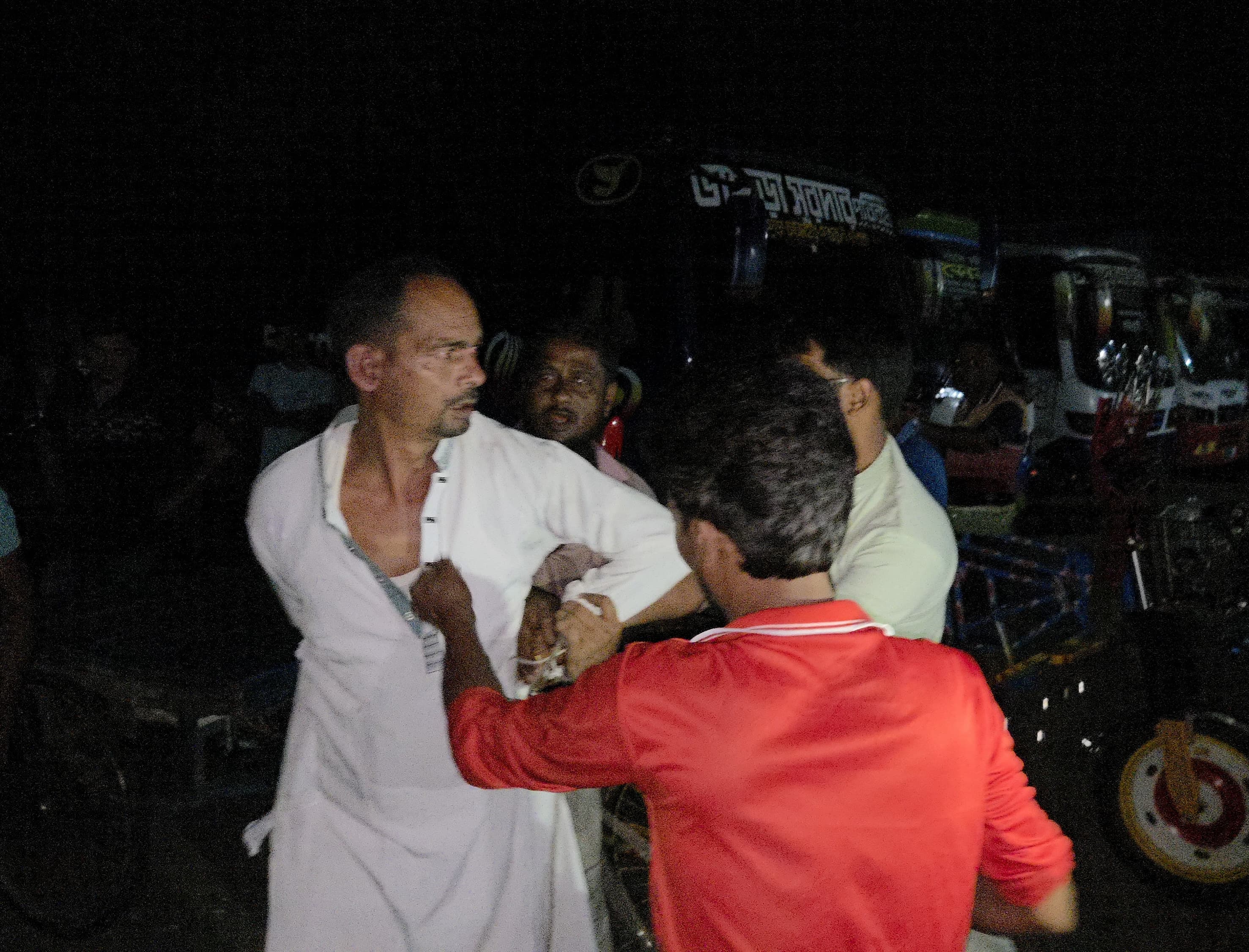 প্রতারণার অভিযোগে বিএনপি নেতাকে পিটুনি দিয়ে থানায় সোপর্দ