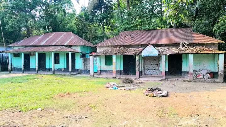 অবহেলা আর জরাজীর্ণতায় ধুঁকছে তাড়াইল উপজেলার তালজাঙ্গা ইউনিয়ন পরিষদ ভবন