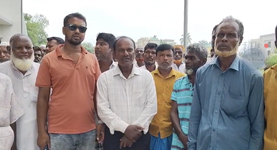 মিঠামইনে উপ সহকারী কৃষি কর্মকর্তার বিরুদ্ধে ক্ষতিগ্রস্ত কৃষকের তালিকা তৈরিতে অনিয়ম ও দুর্নীতির অভিযোগে মানববন্ধন স্মারকলিপি পেশ
