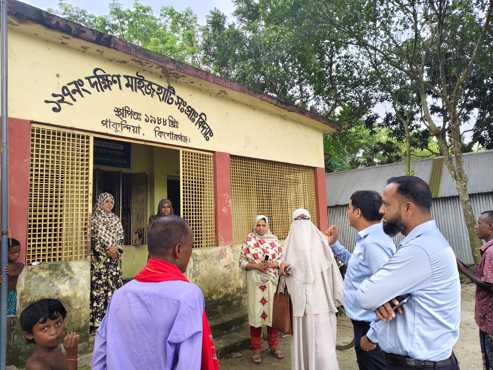 পাকুন্দিয়ায় বিদ্যালয়ের সব কক্ষের ছাদ ধস, খোলা মাঠে চলছে পাঠদান