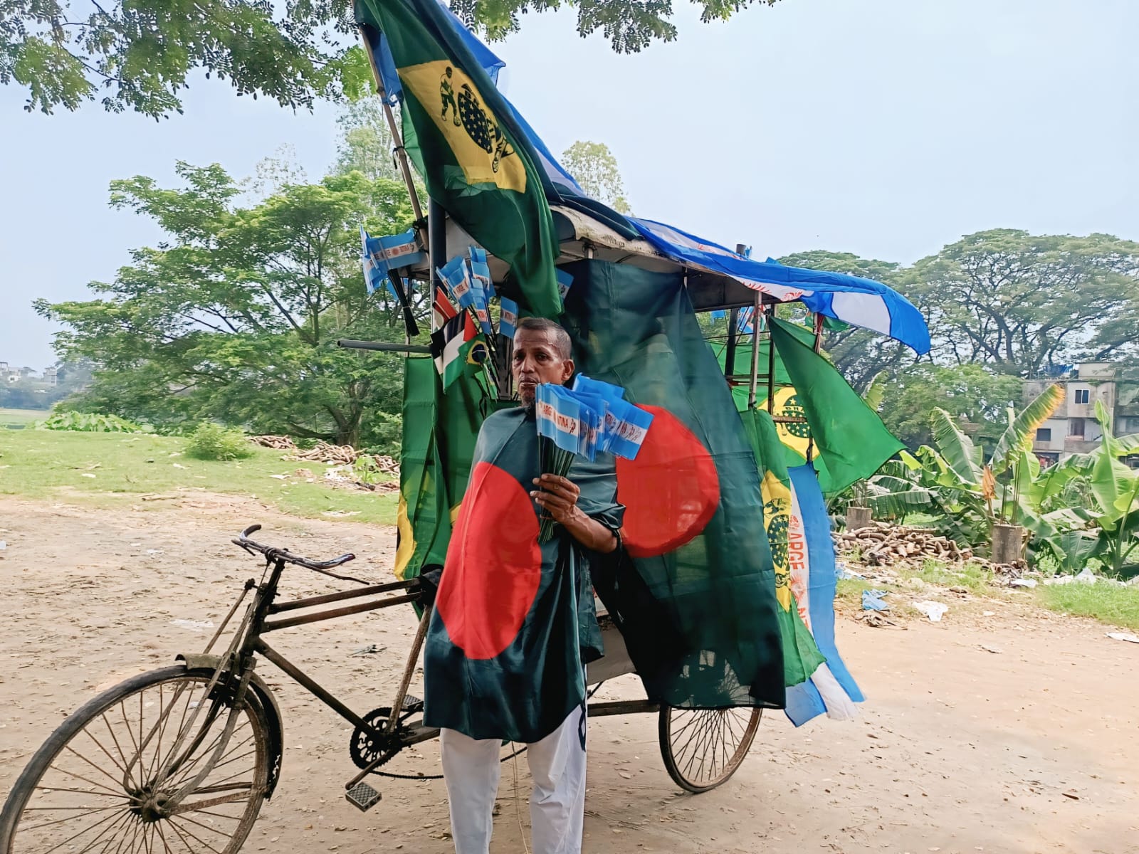 কটিয়াদীতে আর্জেন্টিনা-ব্রাজিলের পতাকা ও জার্সির বাজারে উপচে পড়া ভিড়