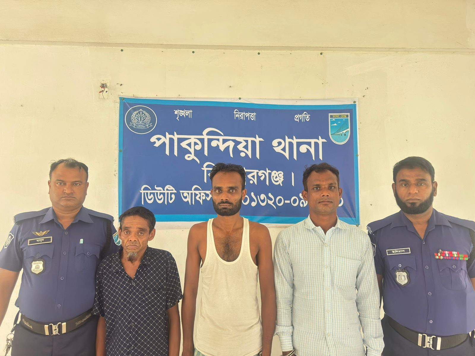 পাকুন্দিয়ায় ছাত্র-জনতার হাতে আটক তিন মাদক ব্যবসায়ীর এক বছর করে কারাদণ্ড