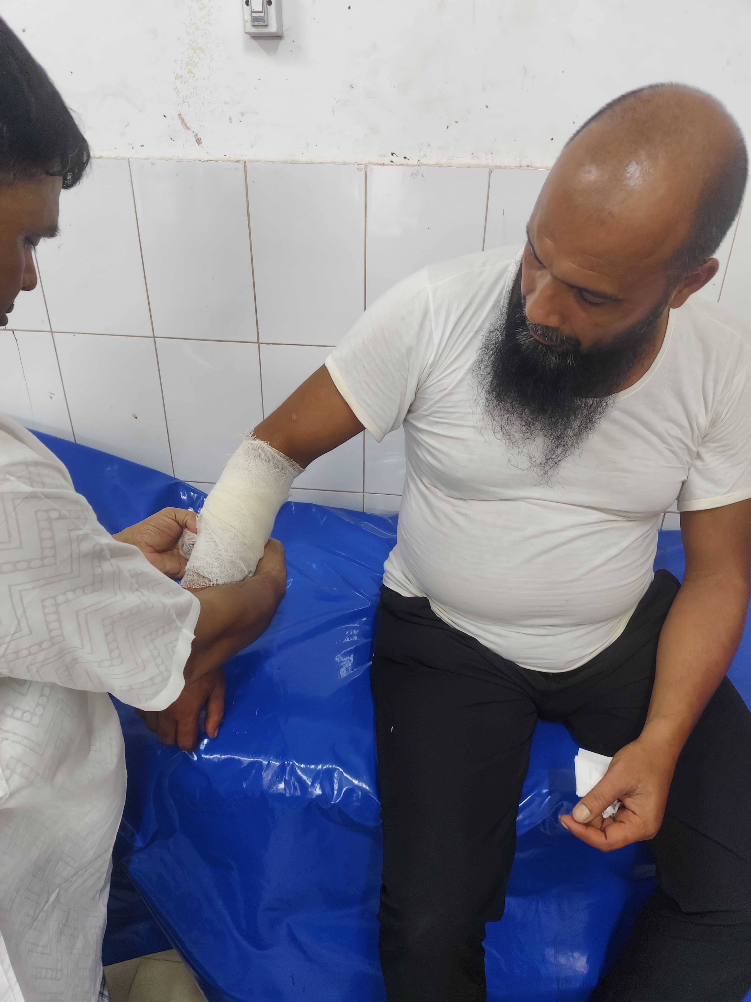 টেকনাফ সাব-রেজিস্ট্রি অফিসের সামনে  ১১ লাখ টাকা ছিনতাই ও মারধরের অভিযোগ