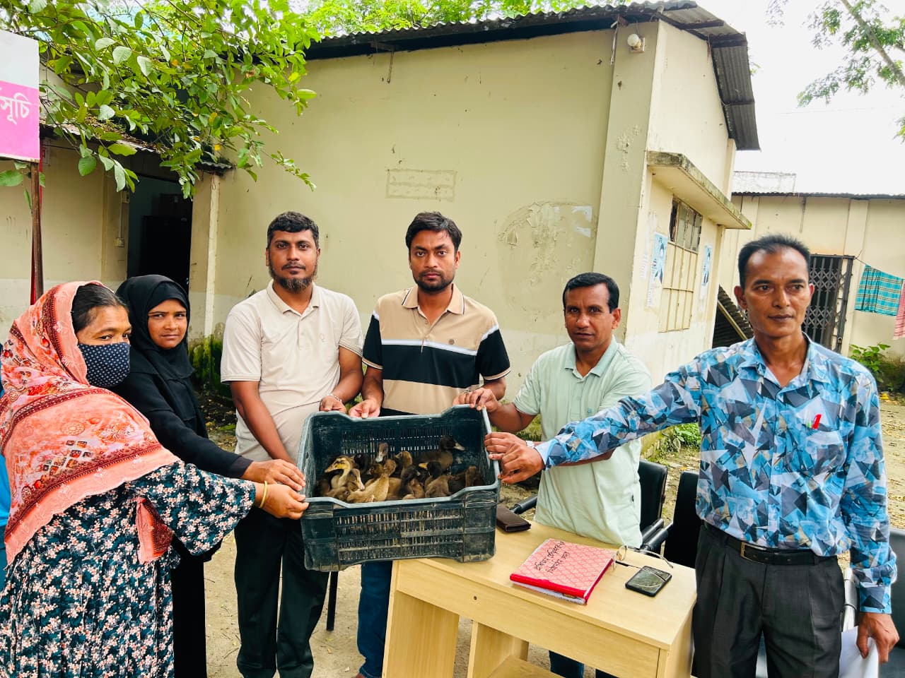 বন্যায় ক্ষতিগ্রস্ত ব্র্যাক সদস্যদের মাঝে হাঁস, সবজি বীজ ও সম্পদ সহায়তা বিতরণ