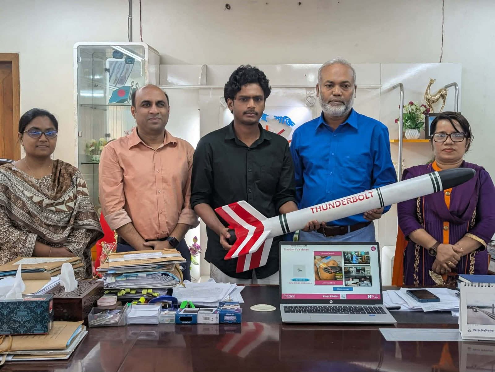 ববি শিক্ষার্থী সুজনের 'থান্ডারবোল্ট' মিসাইল নিয়ে উপাচার্যের সঙ্গে সৌজন্য সাক্ষাৎ