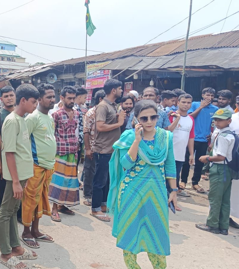 তাড়াইলে ফুটপাতের অবৈধ স্থাপনা উচ্ছেদ, কঠোর অবস্থানে প্রশাসন