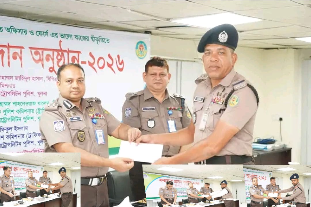 ট্রাফিক বিভাগে কর্মরত অফিসার ও ফোর্সদের সম্মাননা প্রদান করলেন কেএমপি পুলিশ কমিশনার