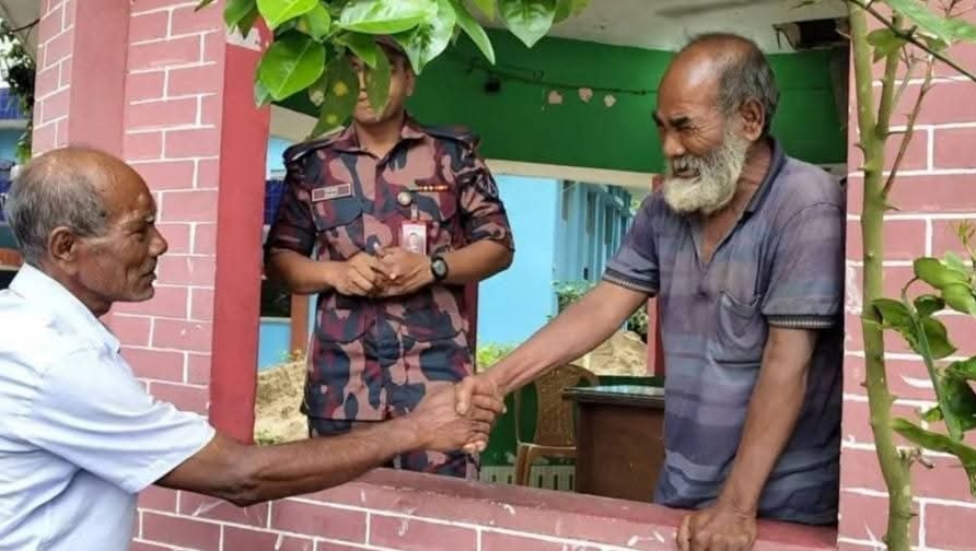 বকশীগঞ্জ সীমান্তে বিএসএফের পুশইনের শিকার বৃদ্ধ ষষ্টি চন্দ্র বর্মন পরিবারের কাছে হস্তান্তর