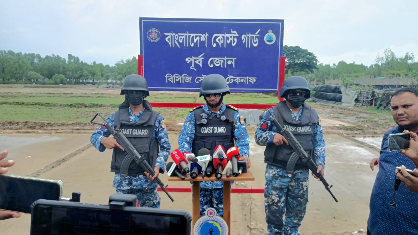 টেকনাফে কোস্ট গার্ডের অভিযান: ১০টি গ্রেনেড, ২৮ রাউন্ড গুলি ও ২ কেজি গাঁজা উদ্ধার